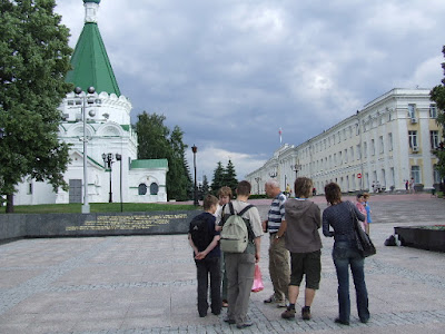 Damals wie heute: Im inneren des Kreml stehen Kirchen und repräsentative Verwaltungsgebäude. Rechts von uns (nicht im Bild) brennt die ewige Flamme, dahinter bildet die Kremlmauer einen majestätischen Balkon über der Wolga.