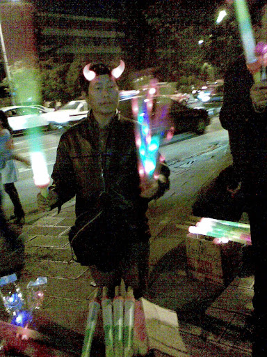 戴恶魔角的小贩