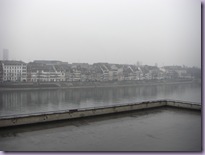 Rein ja Baselin uudempi kaupunkipuolisko tihkusateessa