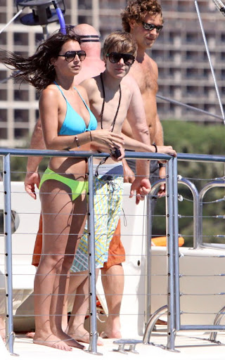 romantically-moment-of-justin-and-jasmine-while-in-hawaii