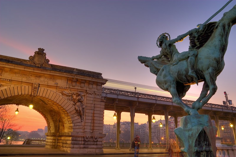 IMAGE: http://lh4.google.com/alistairksmith/R4P0WQlDg9I/AAAAAAAAEPw/IK27NLe4N5A/s800/IMG_9737_5_6_tonemapped.jpg