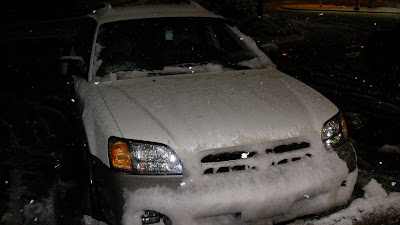 トンプソンからの帰路で雪まみれになった車