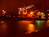 El puerto de noche visto desde el barco