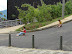 Unos patines hacen dos patinetas