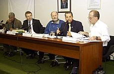 Dep. Domingos Dutra (PT-MA), Dep. Carlos Busato (PTB-RS), Pe. Gunter-Coord.Ass.Jur.Pastoral Carcer�ria, Pe.David Pedreira-Coord.Pastoral Carcer�ria SP, Pe. Valdir Silveira - Foto: Elton Bomfim / Ag�ncia C�mara