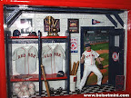 Con�ue sp�cialement pour un amateur de baseball et fan des Red Sox de Boston, cette mini vitrine a �t� tout particuli�rement appr�ci�e!
