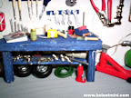 Toute la place n&eacute;cessaire pour r&eacute;parer et bricoler! Tous les hommes r&ecirc;vent d'un garage comme celui l&agrave;!