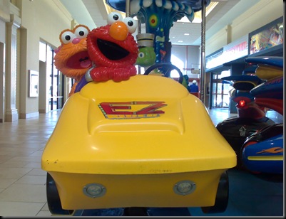 O Elmo e o seu carro para sentares e meteres moedinha!