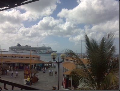 Esta era a vista do Hard Rock Caffe. O gigante dos mares que vêem é o Norwegian Peal... o Holiday está eclipsado lá por trás! 