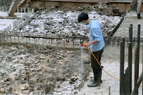 Nhân viên Công ty đang phòng mối công trình xây dựng