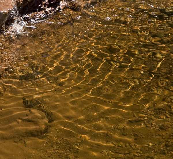 DSC_0041 water ripples from oak creek water fall mund s hike en az.jpg