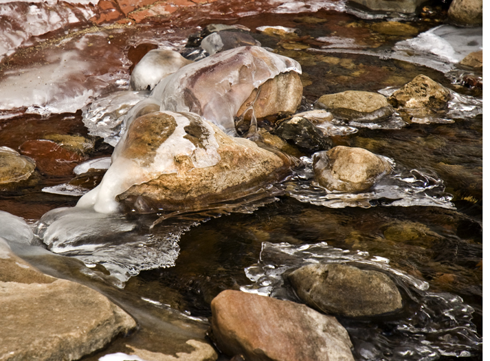 DSC_6853 boulders with ice caps on west fork trail oak creek en az.jpg