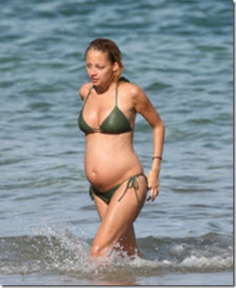 pregnant Nicole Richie with a babt Bump