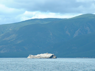 Eine von mehreren kleinen bizarren Fels-Eilanden, die der Westküste vorgelagert waren.