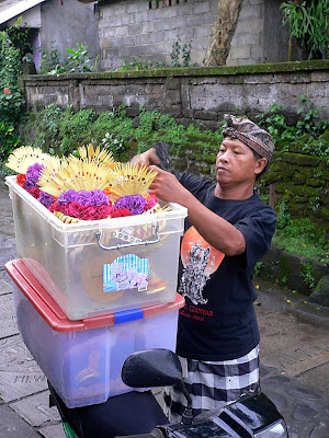 Losmen owner, packing offerings, Jalan Kajeng, Ubud