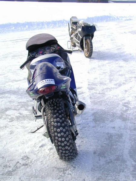 [a_motorcycle_on_icemotoled_04.jpg]