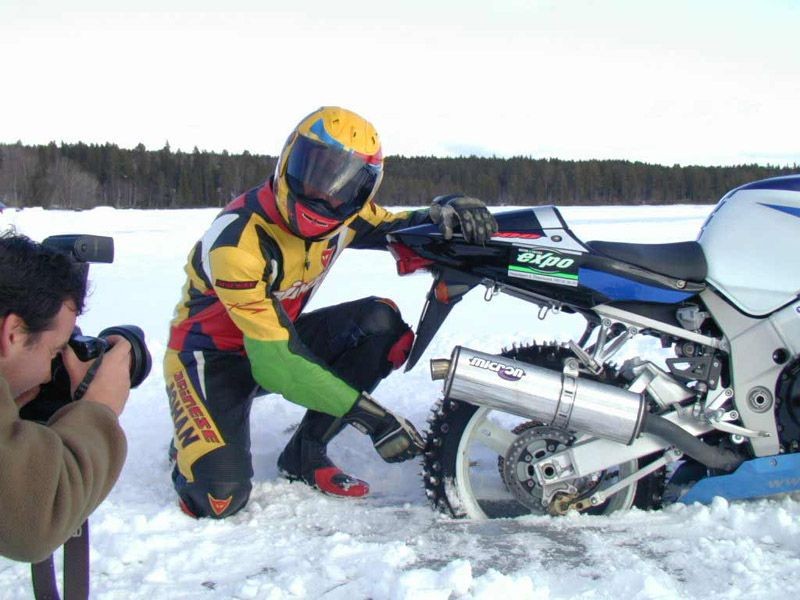 [a_motorcycle_on_icemotoled_10.jpg]