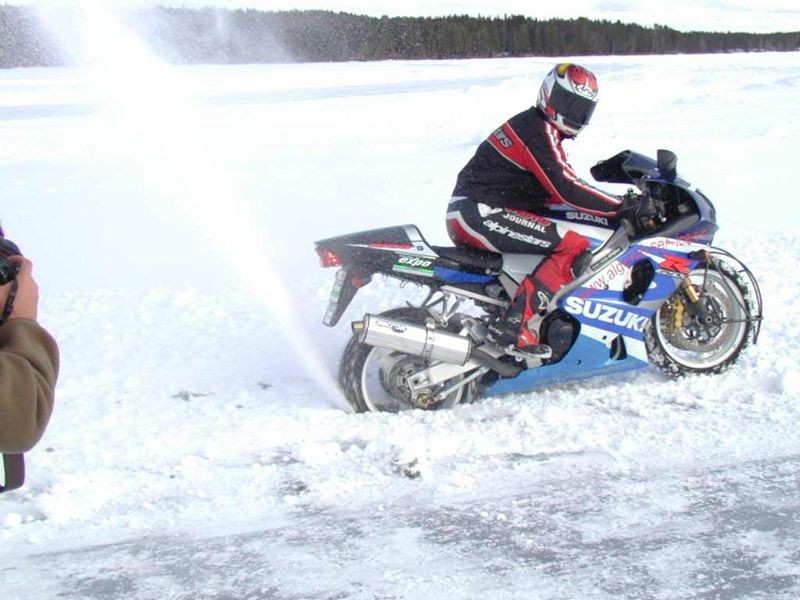 [a_motorcycle_on_icemotoled_14.jpg]