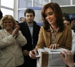 La Première Dame argentine élue présidente dès le premier tour, selon des sondages La Première Dame argentine élue présidente dès le premier tour, selon des sondages
