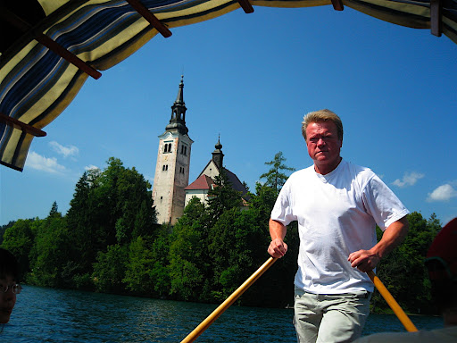 Nicely built gondola guy