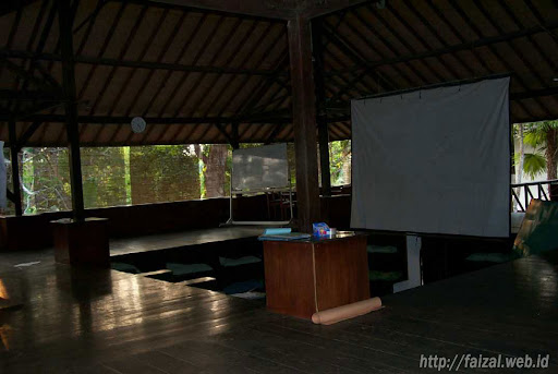Berdiskusi di Bungalow gajah