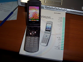 Zwart-zilvere mobiele telefoon op bureau