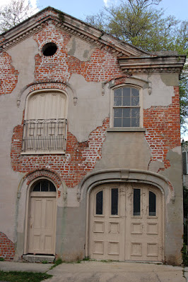 Garage/dwelling in New Orleans Garden District - cracking plaster over brick masonry. Photo by Lisa Callagher Onizuka