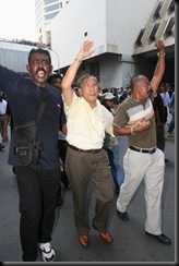 umNO_Pg_creating_trouble09_police