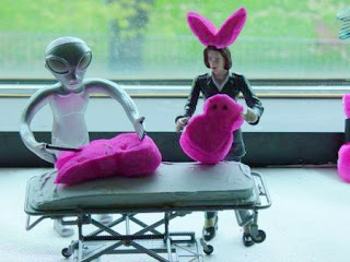 Scully and the Schwa alien perform a Peep autopsy Scully and the Schwa alien perform a Peep autopsy