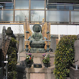 Another graveyard in Fukagawa. It's quite typical for apartments and businesses to be right up against graveyards, like in this picture.