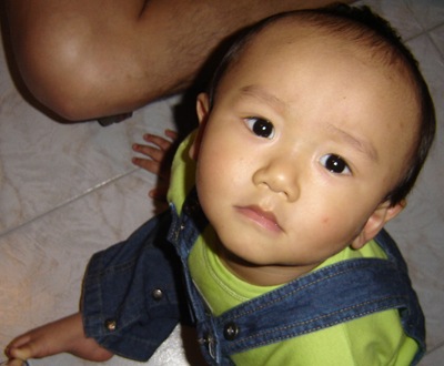 mi primito Lucas Ryu sentado en el suelo