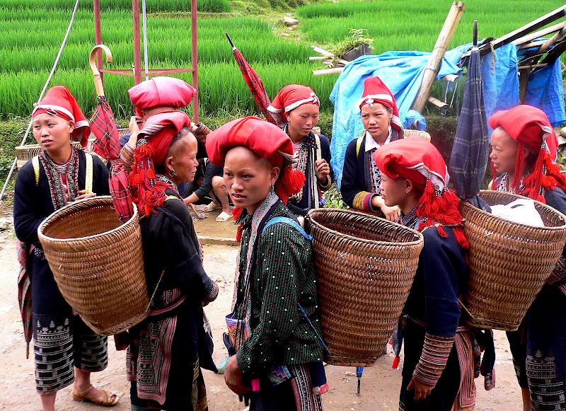 Red Dzao hill guides, on route to Lao Chai Village