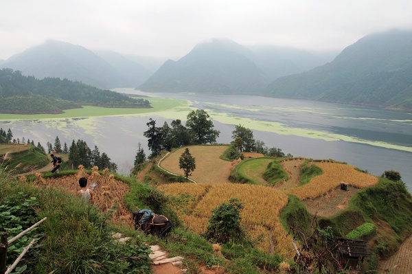 于高山之巅回望