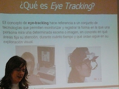 Fotografía de Elena Lafuente impartiendo su presentación sobre Eye Tracking