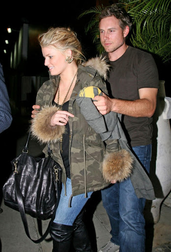 Eric Johnson & Jessica Simpson Dating Out for Dinner