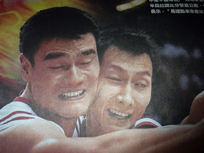 [KUSO]姚V.S.易NBA首度對決，擦出了什麼火花？ - 阿祥的網路筆記本