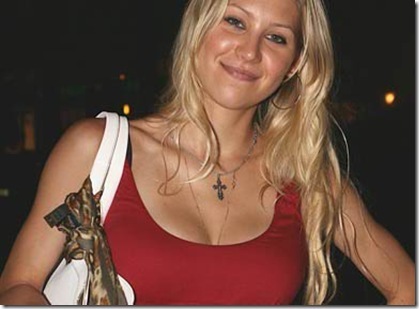 Anna Kournikova Got Cleavage